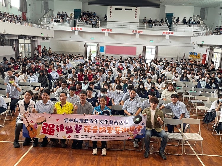 暖心開學週！土庫商工「強」視出擊藝術饗宴　視障歌手吳博強唱響生命力量