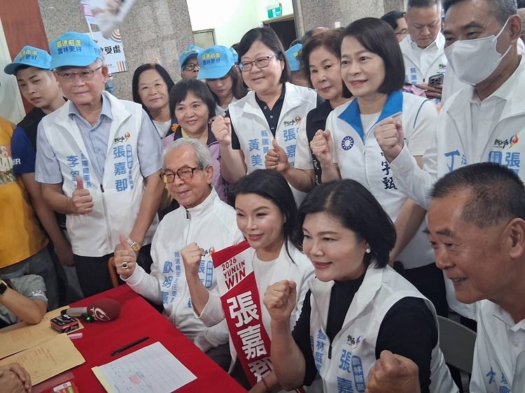 ▲雲林縣長候選人張嘉郡(中)由縣長張麗善(右二)競選總部主委歐銘憲(左一)前立委林文瑞(後援會會長)陪同登記。(記者劉峻文攝)