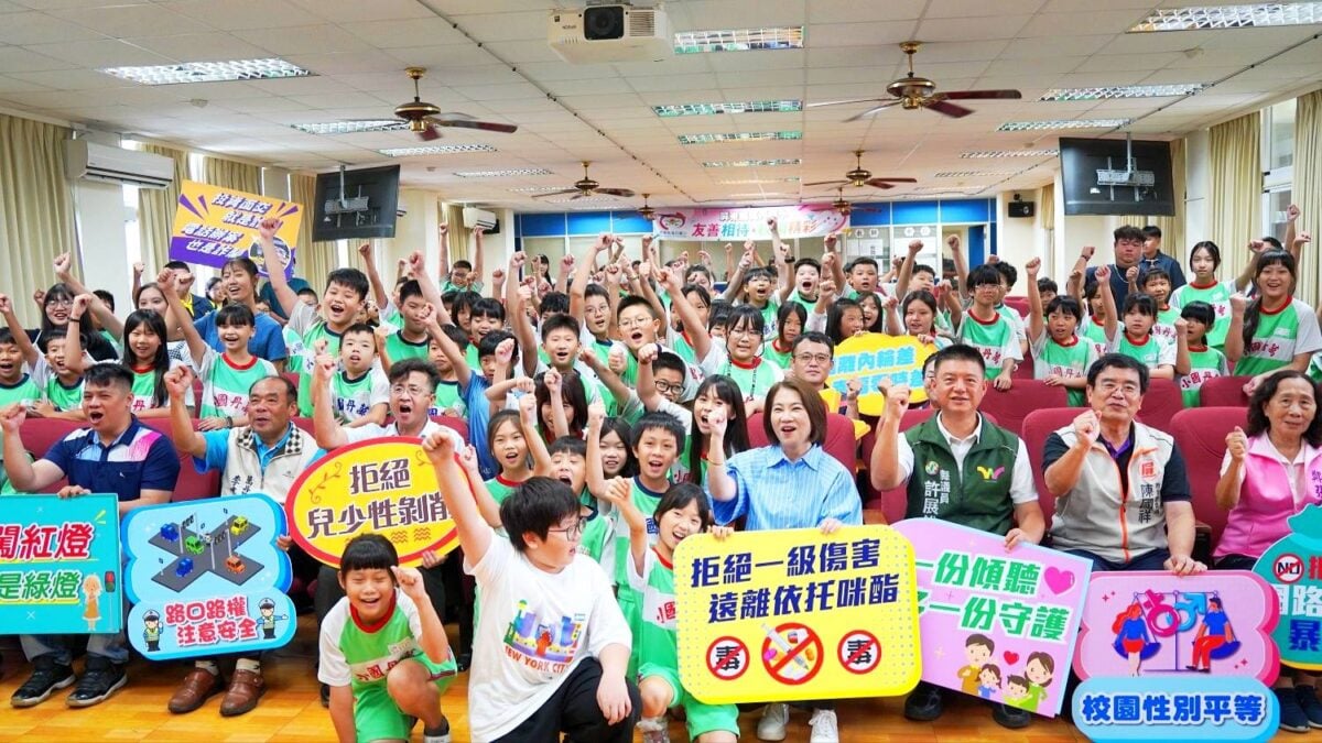 屏東友善校園週登場　周春米與萬丹國小學童反毒宣示後共享午餐