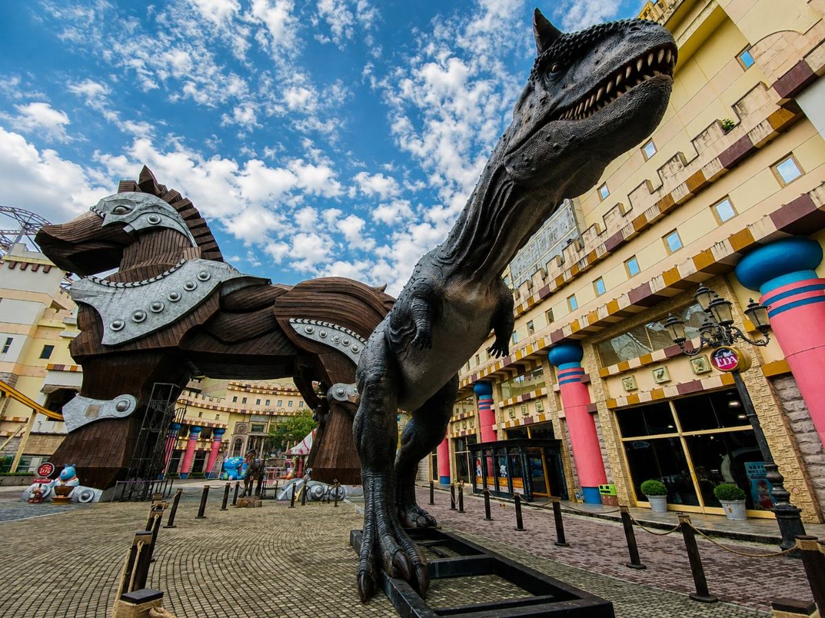 20米巨型牛龍現身高雄　6大恐龍開放騎乘、開學週末帶小孩來當馴龍騎士