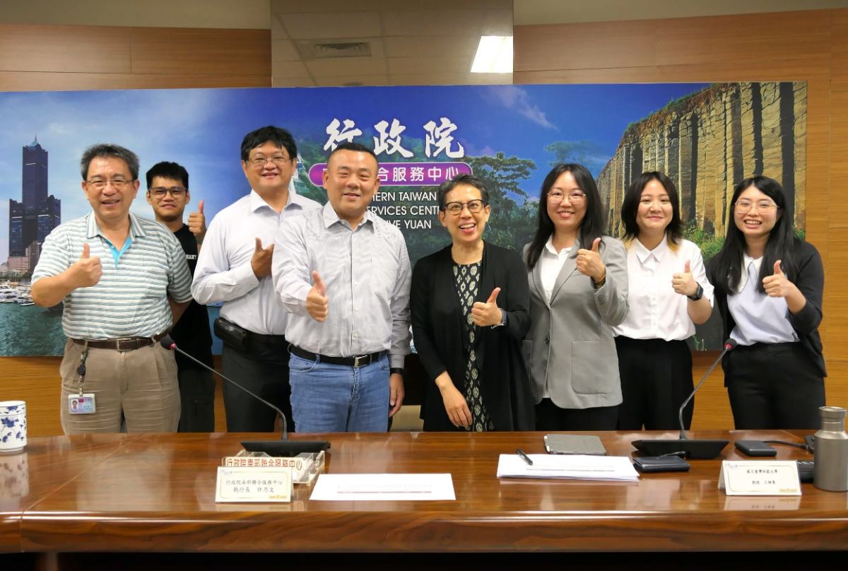 ▲行政院南部聯合服務中心與國立臺灣師範大學舉辦「南部地區長者使用AI與全國分析發表會」，公布全國首份65歲以上長者AI使用調查，與會人員合影。（前排左3往右依序為臺師大廖容瑜副教授、臺師大王維菁教授、許乃文執行長、戴雅明執行秘書。）