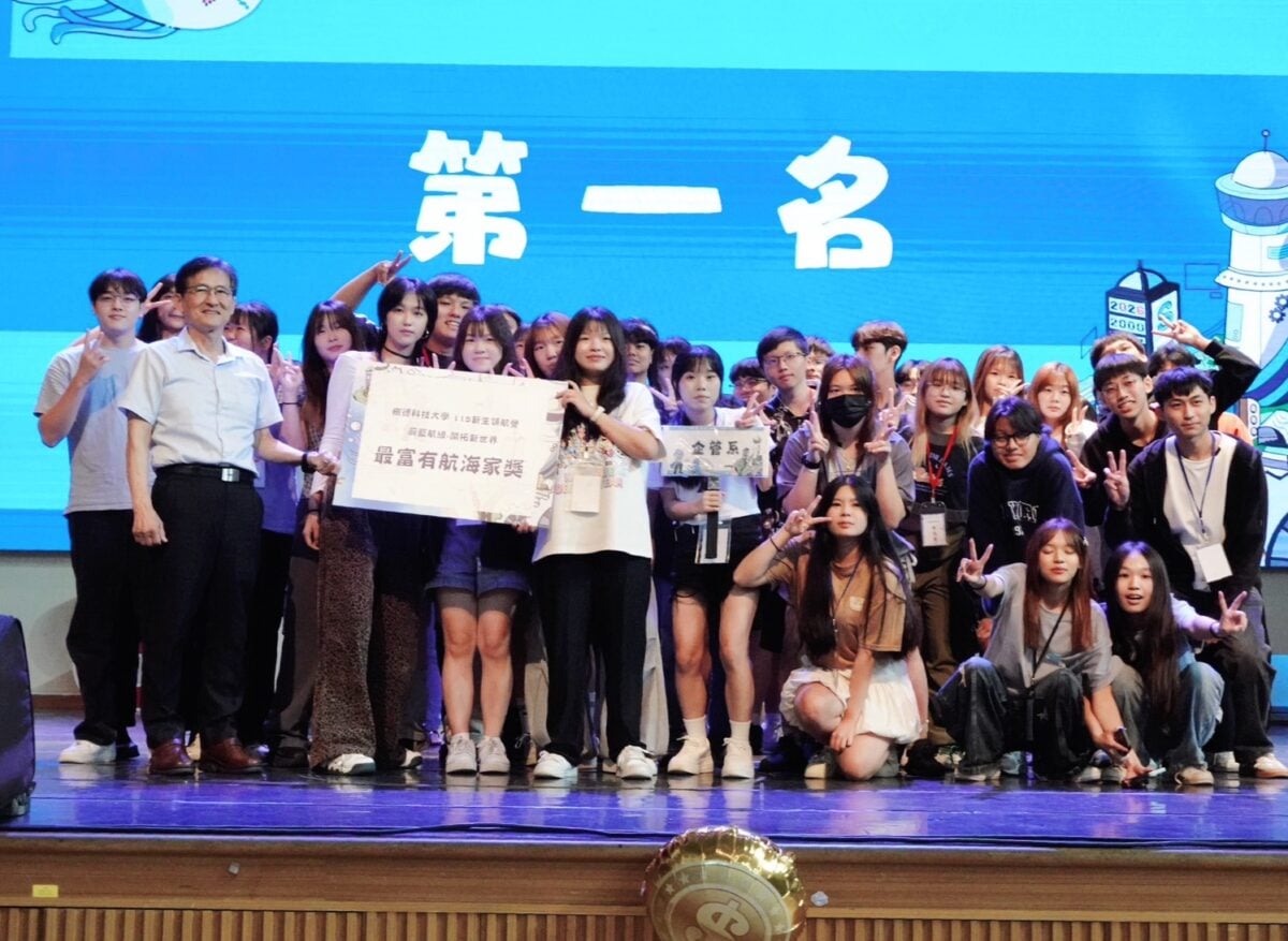 ▲新生領航營圓滿落幕,校長王昭雄在結業式上頒發獲得第一名獎狀。
