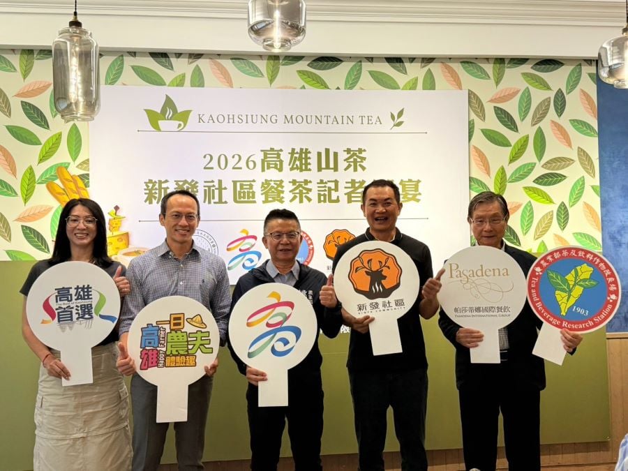 ▲左起：六龜山茶故事館經理潘怡禎、農業局主秘方啟峰、農業局長姚志旺、六龜新發社區發展協會理事長湯嘉富、帕莎蒂娜國際有限公司許正吉。