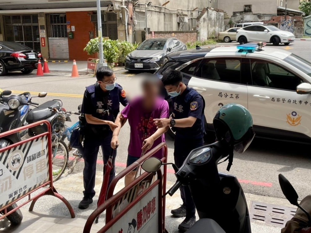 200公尺成考驗　警民接力護送跌倒婦返家