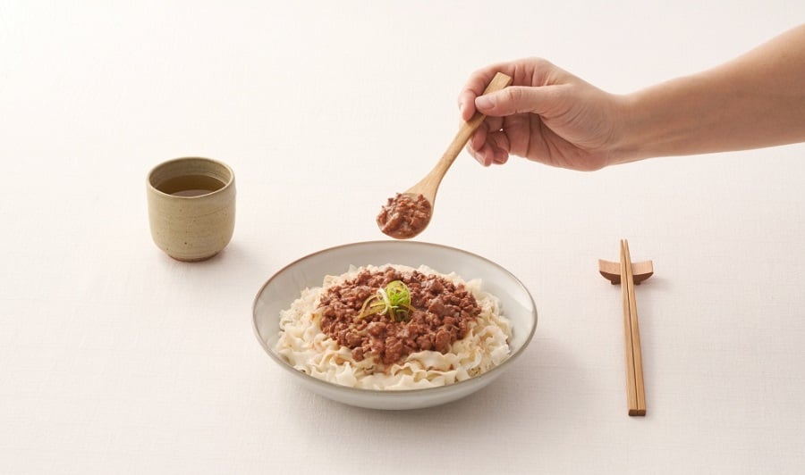 ▲肉醬罐頭拌煮在麵條裡即可上桌提升備餐效率。