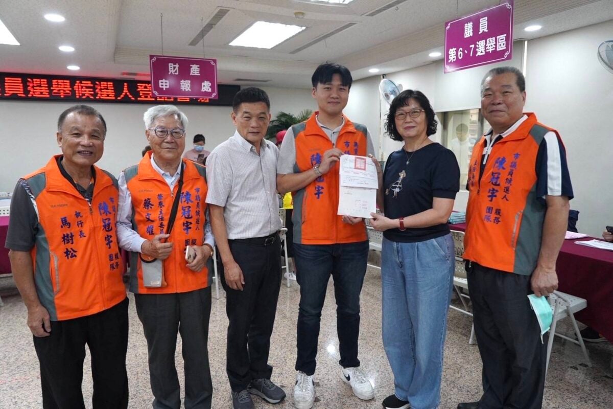 ▲高雄市議員參選人陳冠宇（右三）完成參選登記，展現投入左楠地方治理、爭取市民支持的決心。