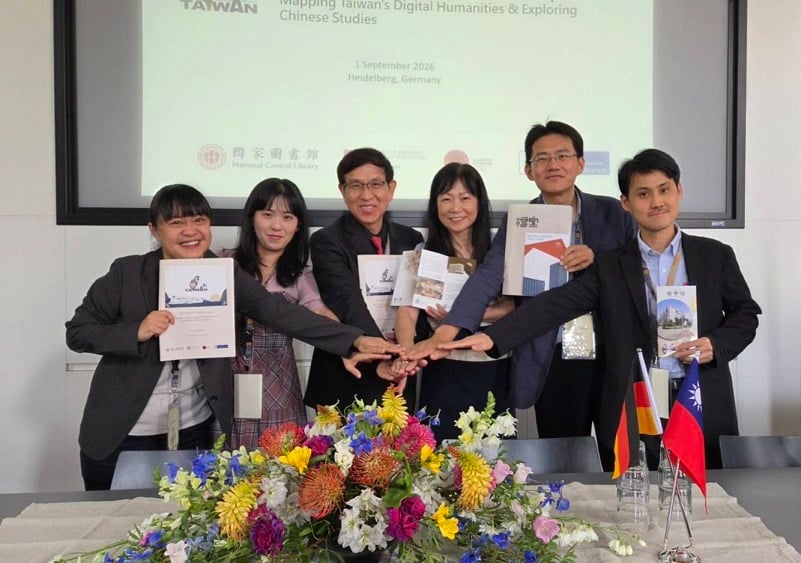 ▲臺灣學術國家隊成員合影。(左起,故宮劉世珣助理研究員,國圖陳思予助理編輯,國圖翁誌聰代理館長,國史館歐素瑛副館長,檔管局許峰源研究員,中研院蘇聖雄副研究員)