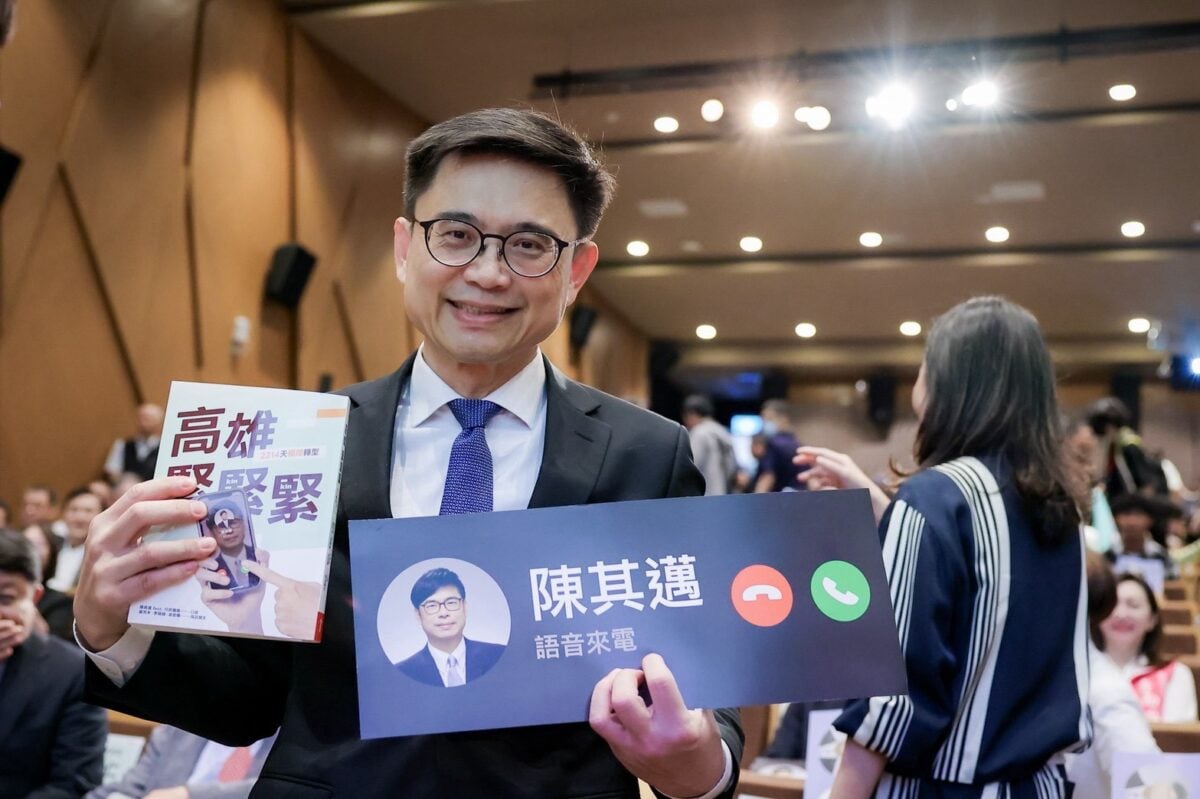 賴瑞隆讀陳其邁新書悟出3件事　喊接棒寫「高雄續集」：電話還是要接