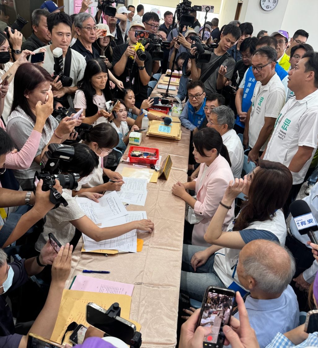 ▲新竹市長登記,現場吸引大批人潮。