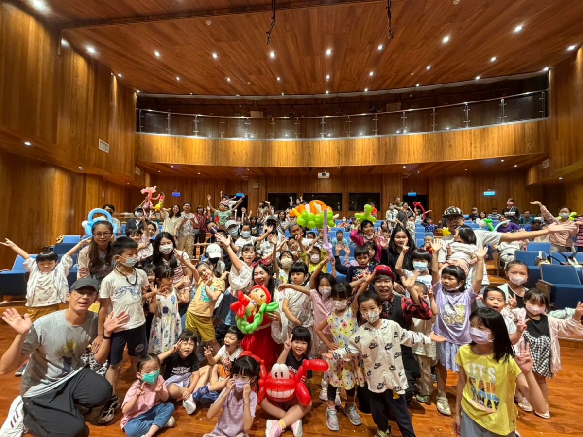 ▲哇哈哈劇團年度公演圓滿落幕，全場開心合影，留下溫馨難忘的劇場回憶。