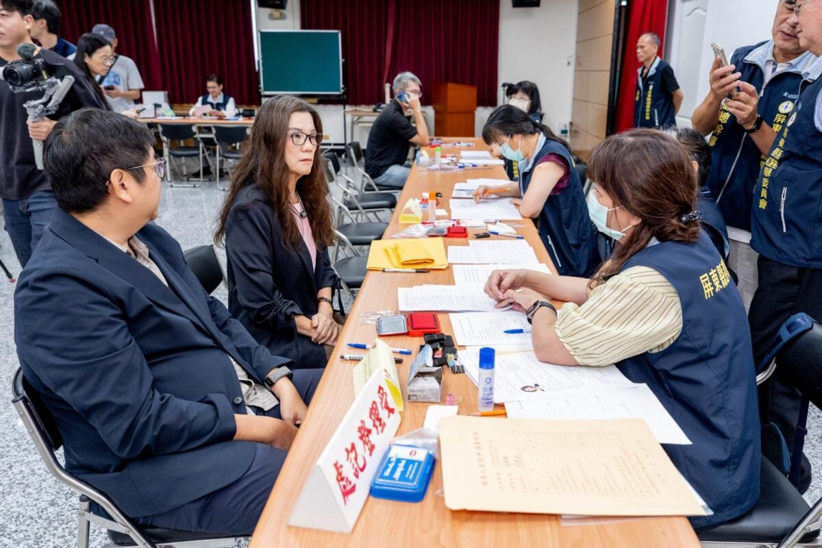 恆春滿州勘災　周春米委由副縣長鄞鳳蘭完成下屆縣長參選登記